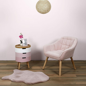 Table de chevet aux 3 niveaux de rangement dans une chambre rose