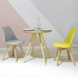 Autour d'une table avec la chaise gris clair et jaune