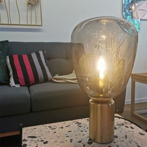 lampe dorée dans à côté d'un canapé