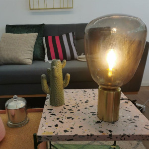 Lampe dorée sur une table