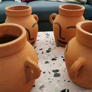 4 vase en terre cuite posés dans une table
