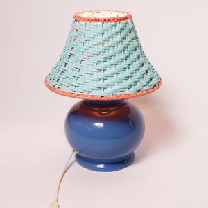 Vue de haut de la lampe en couleur bleu
