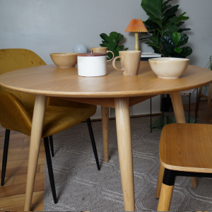 table ronde bois clair autour des chaises