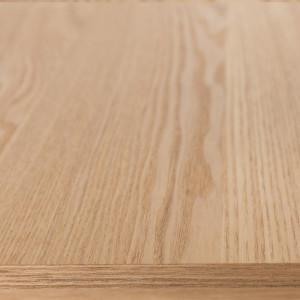 Zoom du bois clair de la table