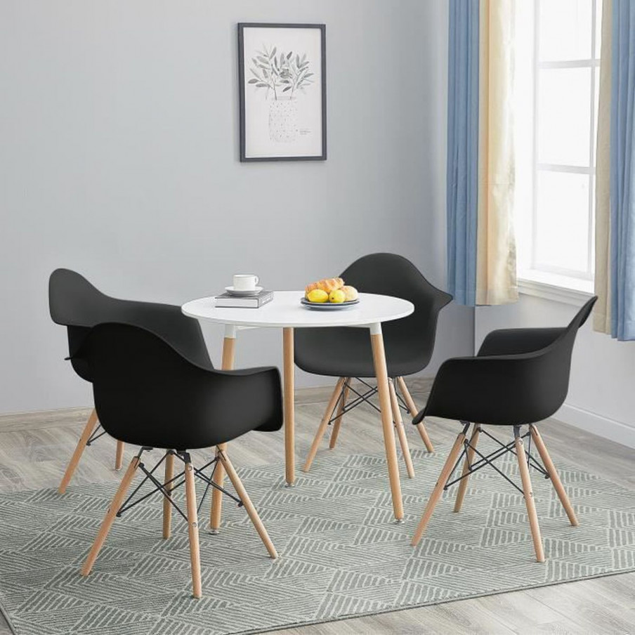 chaise au design scandinave noir dans un salon