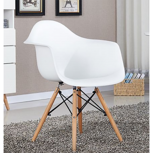 Chaise scandinave dans un petit espace couleur blanc