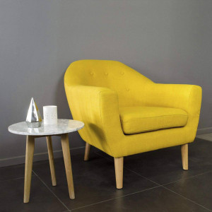 fauteuil jaune dans un petit espace