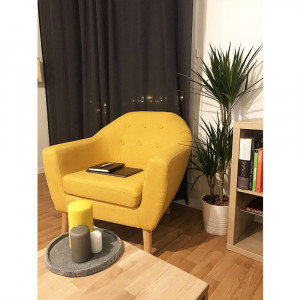 fauteuil jaune dans un salon