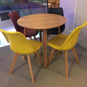 Vue de la table déposé avec 2 chaises jaune