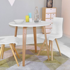 Vue de la table déposé avec 2 chaises blanche