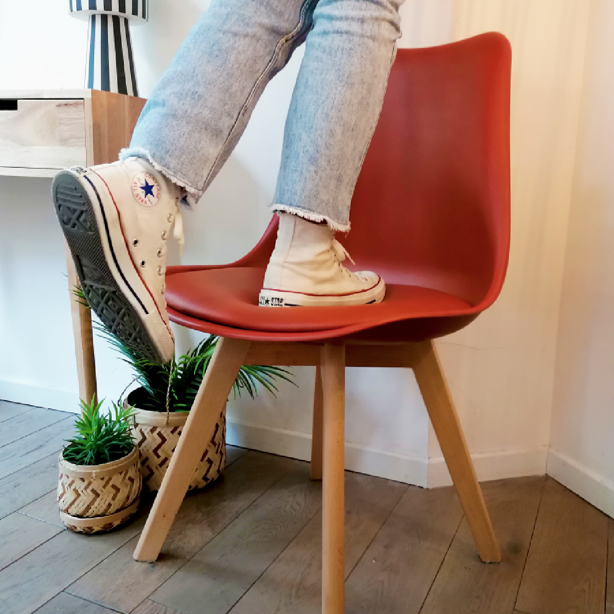 Chaise scandinave coloré avec pieds en bois - LOUMI